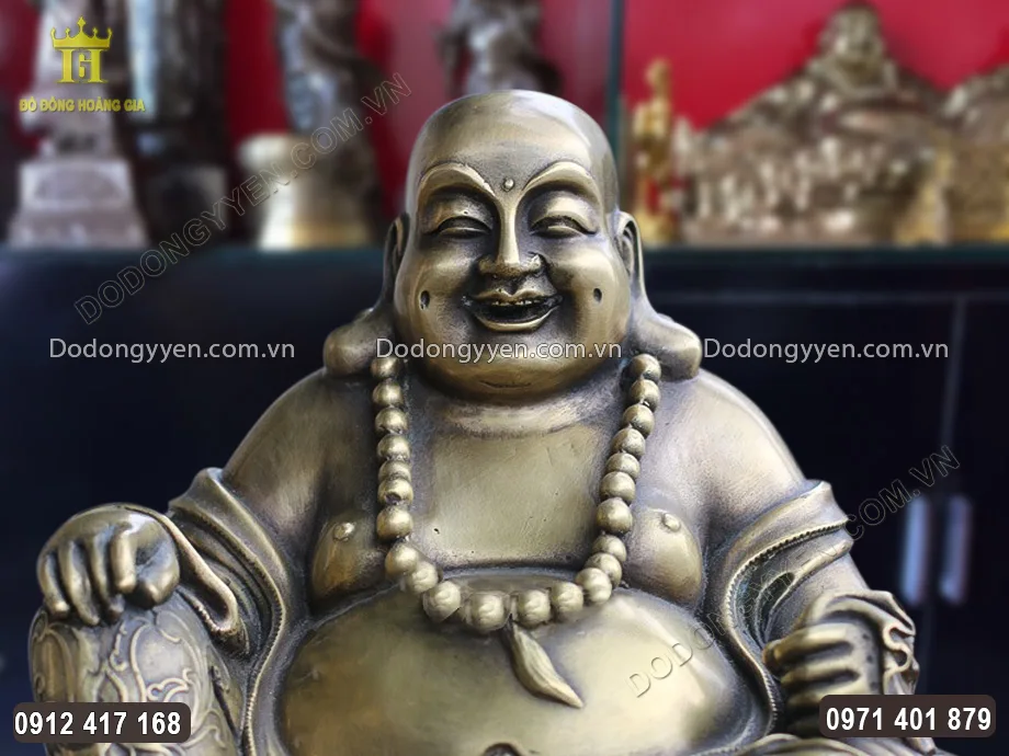 Diện mặt của tượng Phật được chạm khắc sắc n&eacute;t, uy nghi&ecirc;m